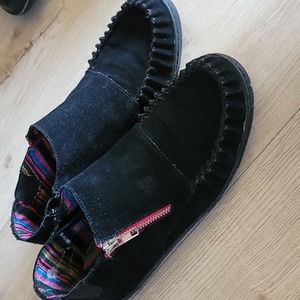 Grizleez Black/Pink moccasins size 8.5